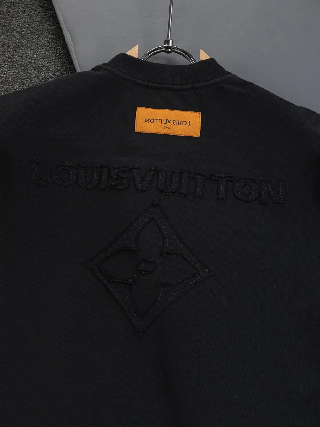 🅿️200 Louis Vuitton 1V LV lv slightly wide version S-XL LV 26ss new products are available at the counter simultaneously. Multiple craftsmanship. Chest patch letters 🪡 embroidery. Back patch letters four-leaf clover 🍀🪡 embroidery. Round neck short-sleeved T-shirt, same style for men and women! Consigned to one-to-one creation. Synchronized with the official website, pure cotton fabrics at the counter! It is close to the skin and comfortable, durable and easy to wear. It has a classic and simple logo design and meticulous original craftsmanship. Short-sleeves, a must-have item for men, do not appear to be the same for the general public, but must be unique and eye-catching. This LV short-sleeve is all about quality, comfort, the same shape and fashion as always, including fabrics and cutting techniques. All of them have been made with great effort! 320 grams of washed pure cotton fabric, pure cotton is breathable, very refreshing and comfortable for daily wear. The rib knitting on the neckline is smooth and tight, and the neckline will not be skewed if you toss it at will. The loose version, you will find that it looks really good on the upper body. The overall is minimalist and neat, super versatile for daily use! Pair it casually with a pair of pants for a youthful look. A T-shirt will make your outfit crazy. It is a fashionable item that can never go wrong! Color: Black White Size: S-XL Size chart: S: Shoulder width 50-Bust 56-Length 70 M: Shoulder width 52-Bust 57-Length 72 L: Shoulder width 54-Bust 59-Length 74 XL: Shoulder width 56-Bust 62-Length 76